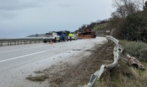 SİNOP (AA) – Sinop’un Gerze ilçesinde tuğla yüklü kamyonun devrilmesi