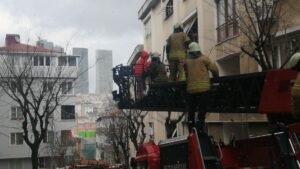 - Binada mahsur kalan aralarında çocukların da bulunduğu 8 kişi