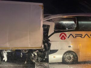 SİVAS (AA) – Sivas'ın Gölova ilçesinde otobüsün tıra arkadan çarptığı