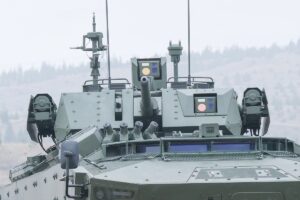 - Kulenin iki eksen stabilize bağımsız görüş sistemi ve atış