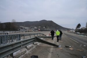 TOKAT (AA) – Tokat'ta bariyerlere çarparak karşı şeride geçen pikaptaki