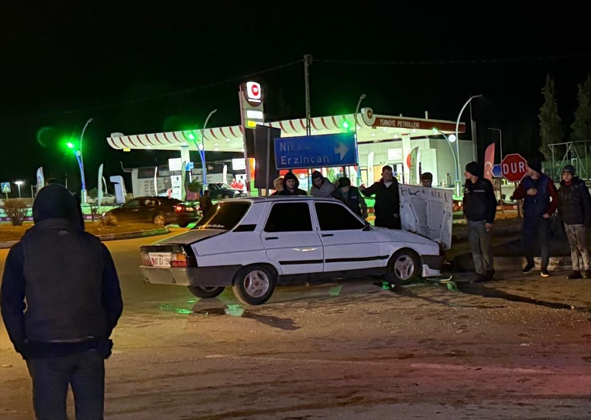Tokat'ta cip ile otomobil çarpıştı, 5 kişi yaralandı