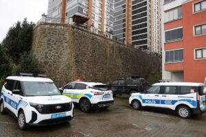 TRABZON (AA) – Trabzon'un Ortahisar ilçesinde site bahçesine devrilen otomobildeki