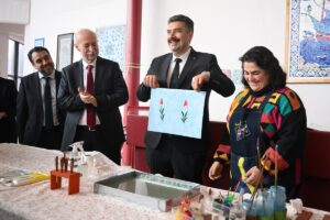 EDİRNE (AA) – Trakya Üniversitesinde ebru sanatı uygulamasının da yer