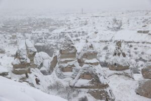 NEVŞEHİR (AA) – Nevşehir'de gece başlayan kar yağışının ardından, turizm