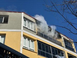 UŞAK (AA) – Uşak'ta bir apartmanın üçüncü katında çıkan yangında