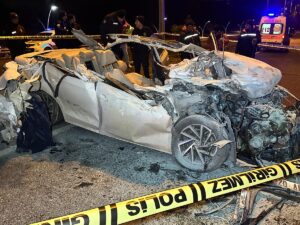 UŞAK (AA) – Uşak'ta seyir halindeki tıra arkadan çarpan otomobilin