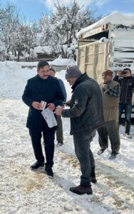 KASTAMONU (AA) – Kastamonu'nun Devrekani ilçesinde yoğun kar yüzünden yolun