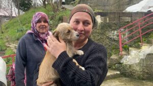 ZONGULDAK (AA) – Zonguldak'ta çöp konteynerinin yanına bırakılan köpek yavrusu,