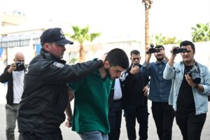 ADANA (AA) – Adana'da tartıştığı ev sahibini arkadaşlarıyla sokakta dövüp