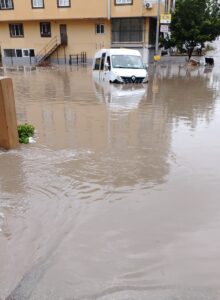 ADANA (AA) – Adana'da sağanakta oluşan su birikintisinde arızalanan okul