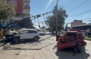 ADANA (AA) – Adana'nın merkez Seyhan ilçesinde, 3 aracın karıştığı