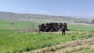 ADIYAMAN (AA) – Adıyaman’da kum yüklü kamyonun park halindeki tırlara