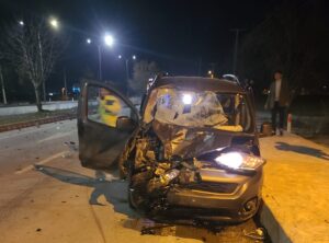 AFYONKARAHİSAR (AA) – Afyonkarahisar'ın Bolvadin ilçesinde hafif ticari araçla çarpışan