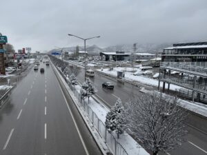 AFYONKARAHİSAR (AA) – Afyonkarahisar'da kar yağışı etkisini gösterdi. Kentte, gece