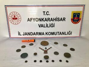 AFYONKARAHİSAR (AA) – Afyonkarahisar'da tarihi eser niteliği taşıyan madalyon, kolye,