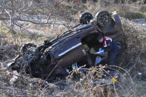 AMASYA (AA) – Amasya'nın Gümüşhacıköy ilçesinde hafif ticari aracın devrilmesi