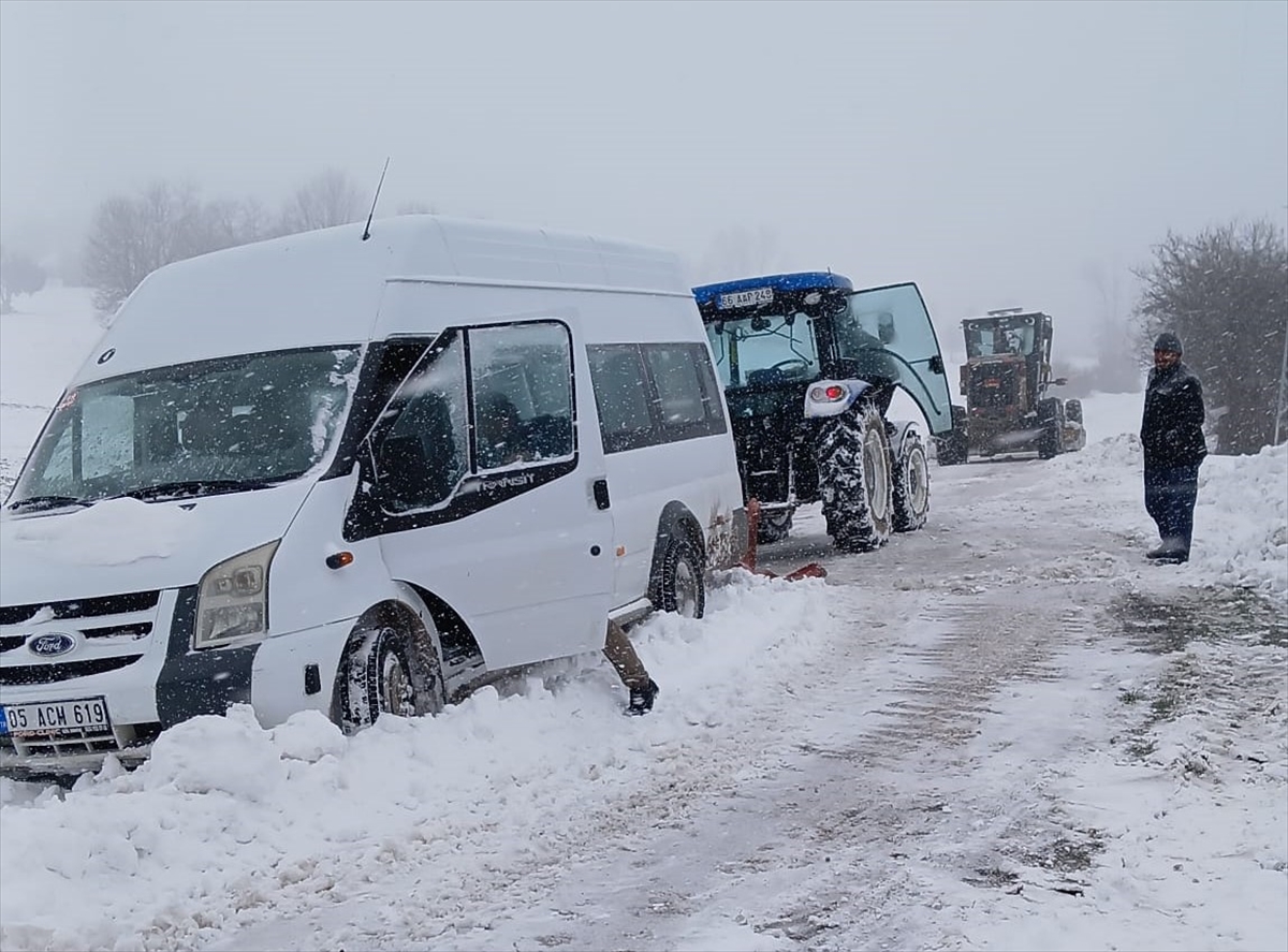 Amasya'da kara saplanan öğrenci servisi kurtarıldı