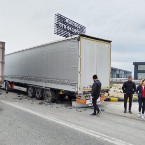 AMASYA (AA) – Amasya'nın Merzifon ilçesinde park halindeki tıra çarpan