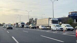 KOCAELİ (AA) – Anadolu Otoyolu'nun Kocaeli kesiminde 2 otomobilin çarpışması