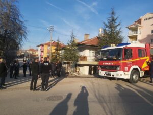 ANKARA (AA) – Ankara'nın Çubuk ilçesinde, evde çıkan yangında yaralanan