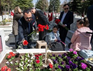 ANKARA (AA) – Ankara'da şehit yakınları, Ramazan Bayramı arifesinde şehitlikleri