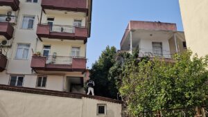 ANTALYA (AA) – Antalya'nın Manavgat ilçesinde apartmanın üçüncü katından düşen