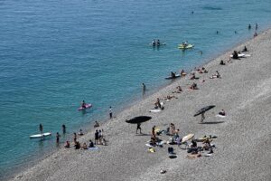 ANTALYA (AA) – Antalya'da güneşli havayı değerlendirmek isteyen kent sakinleri