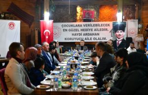 ARDAHAN (AA) – Ardahan Valisi Hayrettin Çiçek, koruyucu ailelerle iftar