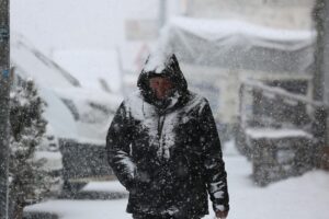 ARDAHAN (AA) – Ardahan'da yeniden etkili olan kar, etrafı beyaza