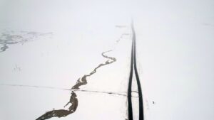 ARDAHAN (AA) – Ardahan'ın Göle Ovası'ndaki karla kaplı menderesler dron