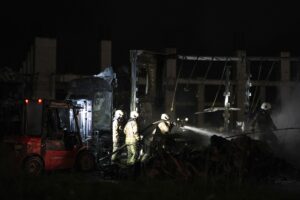 İSTANBUL (AA) – Arnavutköy'de park halindeki 2 tırda çıkan yangın