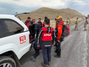 VAN (AA) – Van'ın Gevaş ilçesinde Artos Dağı'nda mahsur kalan