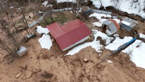 ARTVİN (AA) – Artvin'de meydana gelen heyelanda 1 ev yıkıldı,