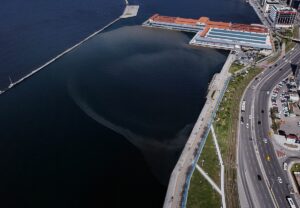 İZMİR (AA) – İzmir'de, atık su deşarjının yapıldığı körfezde suyun