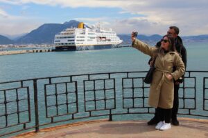 ANTALYA (AA) – Bahama bayraklı "MS Hamburg" adlı kruvaziyer, Antalya'nın