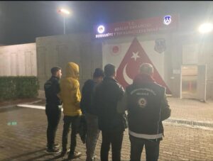 BALIKESİR (AA) – Balıkesir'in Edremit ilçesinde, Afganistan uyruklu 13 düzensiz