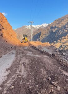 BATMAN (AA) – Batman'ın Sason ilçesinde, heyelan nedeniyle kapanan yolu