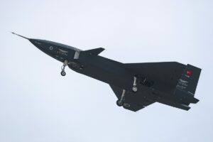 - Milli insansız savaş uçağının üretim prototipi TC-OZB3 kuyruk numaralı