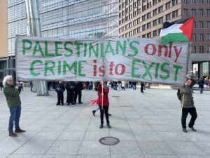 BERLİN (AA) – Almanya'nın başkenti Berlin'de, Filistin'e destek gösterisi yapıldı.