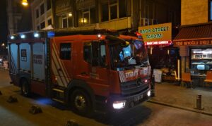 İSTANBUL (AA) – Beyoğlu'nda restoranda bir müşteri, asansör boşluğuna düşmesi