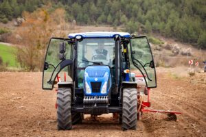 - Bilecik Valisi Şefik Aygöl, traktörle ayçiçeği ekilecek tarlayı sürdü