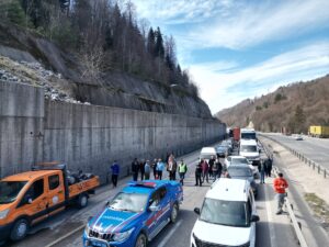 BİLECİK (AA) – Bilecik'in Bozüyük ilçesinde devrilen tır, Bursa-Ankara kara
