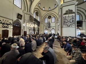 BURSA (AA) – Bursa'da vatandaşlar, ramazan ayının ilk cuma namazını