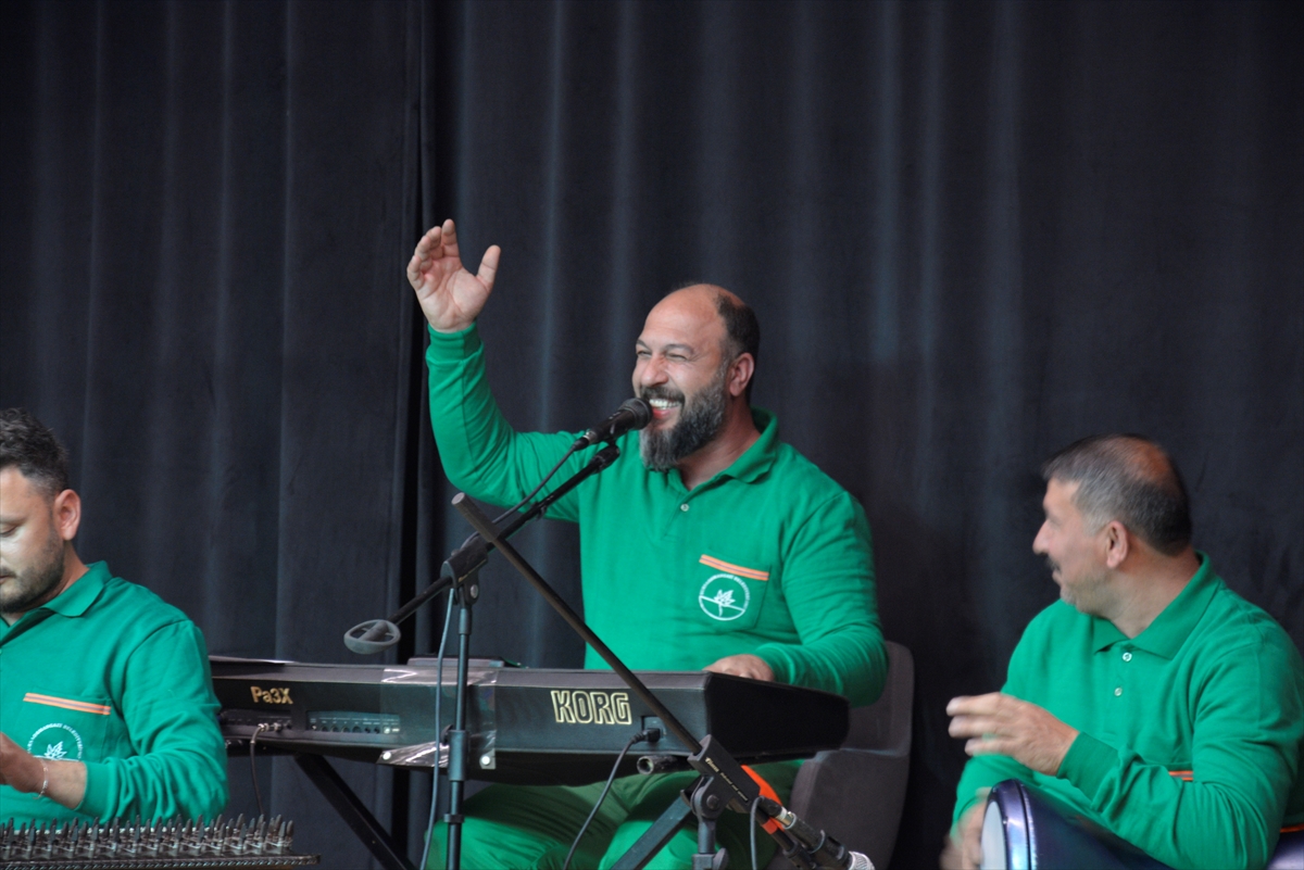 Bursa'da temizlik işçilerinden oluşan orkestra ilk konserini verdi