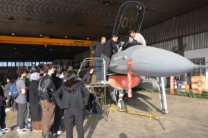 ANKARA (AA) – Türkiye'nin çeşitli illerinden gelen ziyaretçiler Hava Kuvvetleri