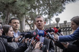 - "Polis hızla biber gazı sıkarak gençleri kovalamaya başlayınca oradan