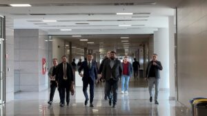 - İBB Başkanı İmamoğlu için İstanbul Adliyesi karşısında toplanan grubun