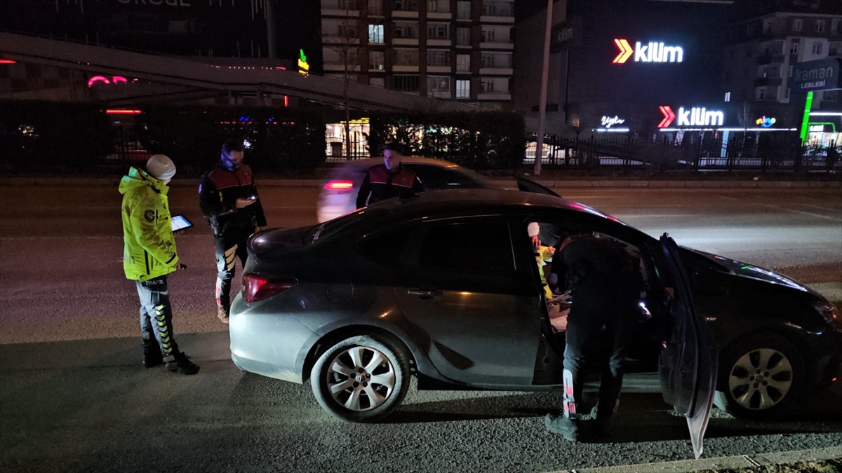 Çorum'da dur ihtarına uymayarak kaçan 2 kişi polis kovalamacasıyla yakalandı