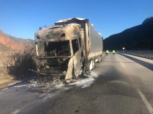 ÇORUM (AA) – Çorum'un Osmancık ilçesinde seyir halinde yanan tır